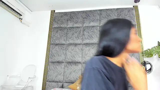 Snapshot of LaurenRodriiguez chatting on 03/21/25, 12:39 LaurenRodriiguez online show from 03/21/25, 12:39