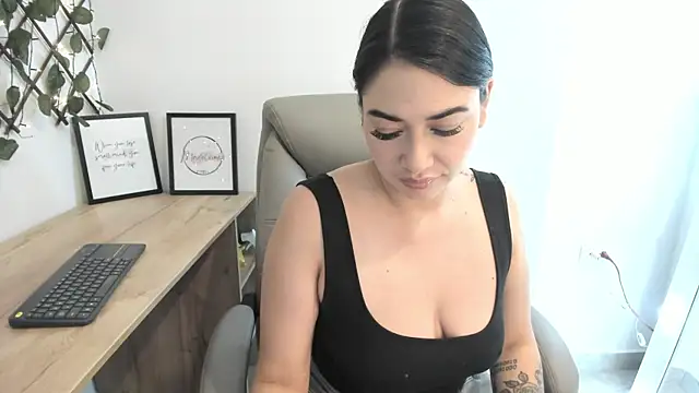 Madeleine  w online show from 10/09/25, 12:11