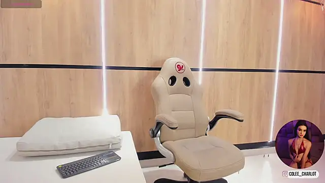 charlotte colee online show from 11/08/25, 12:09