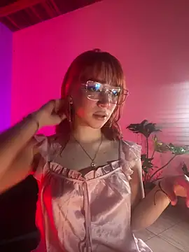 Snapshot of sweeet_peach chatting on 03/20/26, 04:35 sweeet peach online show from 03/20/26, 04:35