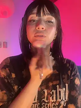 Snapshot of sweeet_peach chatting on 03/26/26, 05:06 sweeet peach online show from 03/26/26, 05:06