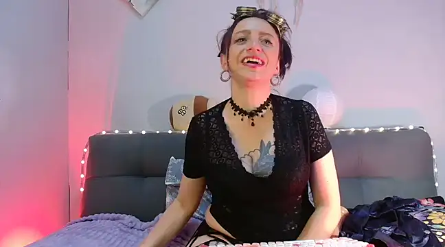 Snapshot of catalinamommyx chatting on 02/15/25, 10:33 catalinamommyx online show from 02/15/25, 10:33