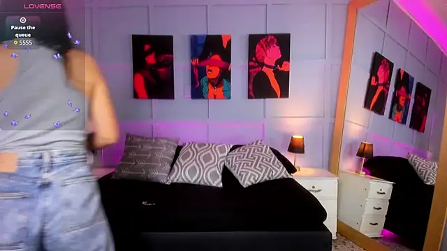 Elizabeth Santos online show from 11/22/25, 04:11