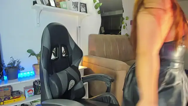 evy orange1 online show from 02/04/26, 12:05