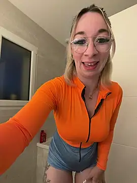 Snapshot of Giuliana_baby chatting on 04/23/26, 07:48 Giuliana baby online show from 04/23/26, 07:48