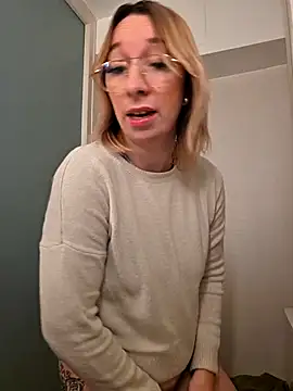 Snapshot of Giuliana_baby chatting on 11/17/25, 09:19 Giuliana baby online show from 11/17/25, 09:19