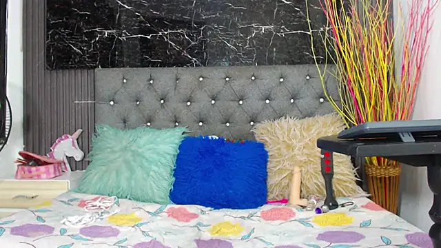 Snapshot of NalaRoy chatting on 01/15/25, 04:04 NalaRoy online show from 01/15/25, 04:04