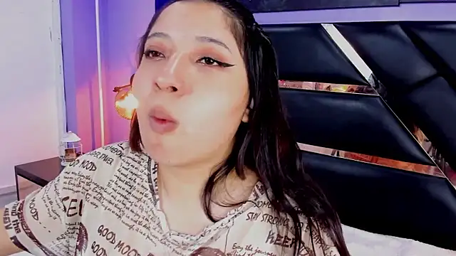 Snapshot of Emma_monserrat chatting on 06/16/26, 01:00 Emma monserrat online show from 06/16/26, 01:00