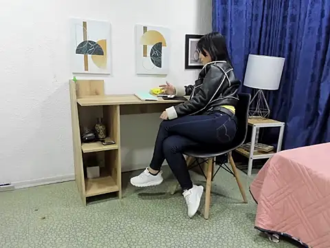 Emma Jnes online show from 12/06/24, 08:56