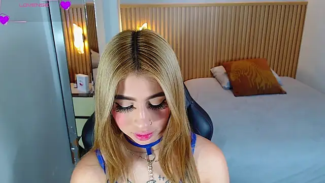 Snapshot of LUCYAMARS1 chatting on 11/11/25, 12:44 LUCYAMARS1 online show from 11/11/25, 12:44