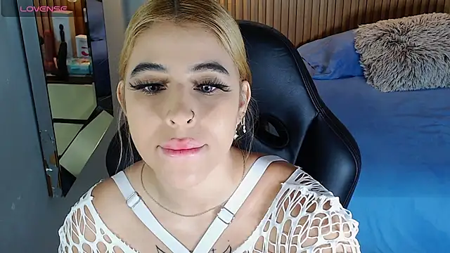 Snapshot of LUCYAMARS1 chatting on 10/30/25, 12:25 LUCYAMARS1 online show from 10/30/25, 12:25