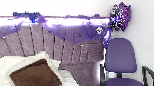 Penelope Fox14 online show from 10/25/25, 01:23