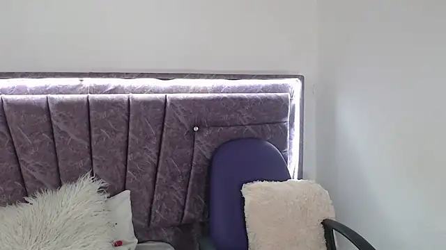 Snapshot of Penelope_Fox14 chatting on 09/17/25, 12:51 Penelope Fox14 online show from 09/17/25, 12:51