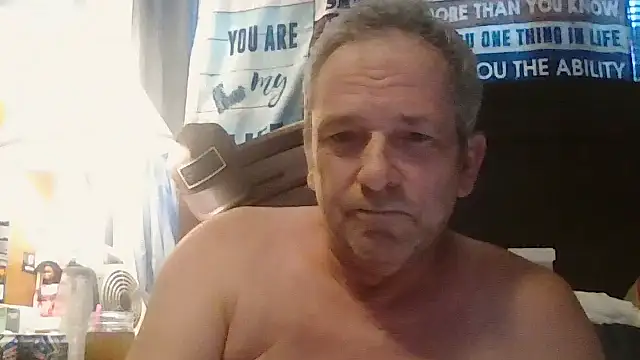 Snapshot of llovetoshowoff chatting on 05/20/26, 12:35 llovetoshowoff online show from 05/20/26, 12:35