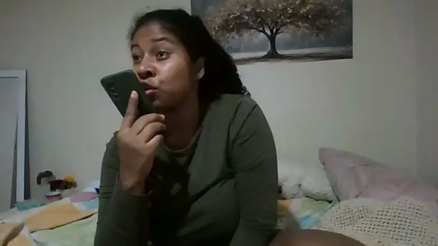 Snapshot of Ivon-09 chatting on 06/08/26, 01:44 Ivon-09 online show from 06/08/26, 01:44