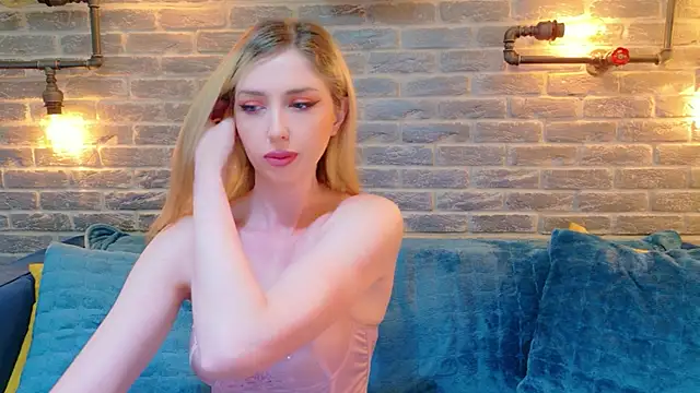 Snapshot of LisaCaprice chatting on 06/16/26, 04:12 LisaCaprice online show from 06/16/26, 04:12