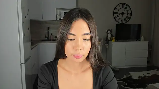 Snapshot of nilliluv chatting on 11/17/25, 08:18 nilliluv online show from 11/17/25, 08:18