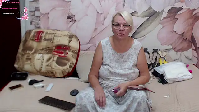 Snapshot of RinaM-Mashasun chatting on 10/13/25, 11:45 RinaM-Mashasun online show from 10/13/25, 11:45