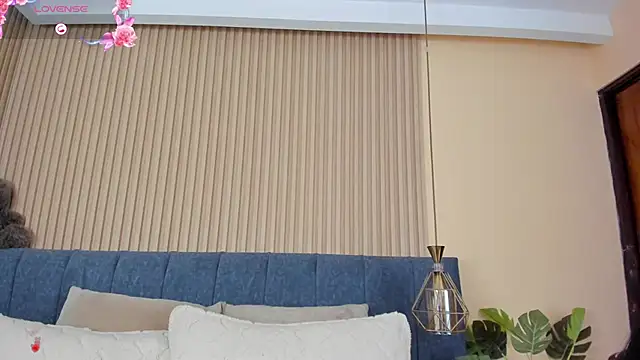 Snapshot of kathecute__ chatting on 11/16/25, 01:43 kathecute online show from 11/16/25, 01:43