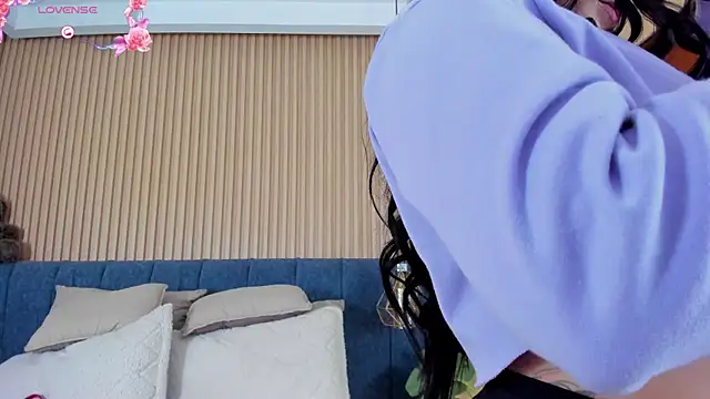 Snapshot of kathecute__ chatting on 11/21/25, 01:37 kathecute online show from 11/21/25, 01:37