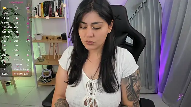 Snapshot of GretaX-X chatting on 12/23/25, 05:18 GretaX-X online show from 12/23/25, 05:18