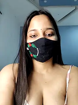 Snapshot of Varnika_aarora chatting on 03/04/25, 12:33 Varnika aarora online show from 03/04/25, 12:33