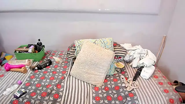 Snapshot of latinasexymoon chatting on 02/25/25, 08:42 latinasexymoon online show from 02/25/25, 08:42