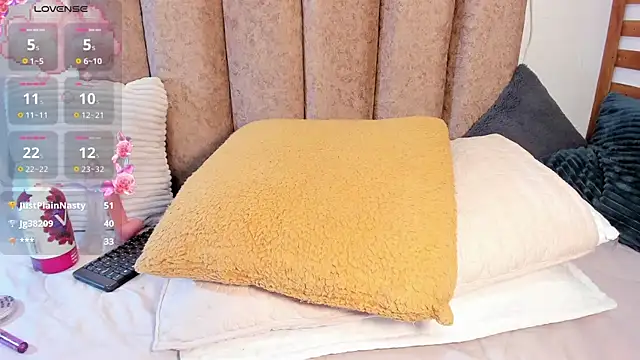 Snapshot of saraa_cute2 chatting on 12/14/24, 01:06 saraa cute2 online show from 12/14/24, 01:06