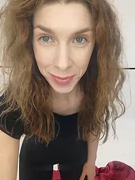 Snapshot of YourSuperModel chatting on 11/16/25, 09:58 YourSuperModel online show from 11/16/25, 09:58