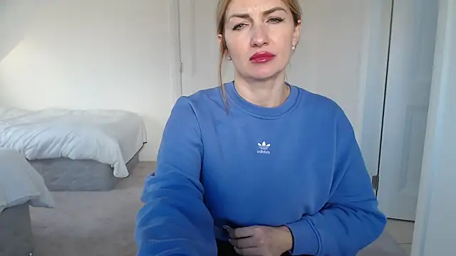 Snapshot of Mallinia chatting on 02/04/25, 03:57 Mallinia online show from 02/04/25, 03:57