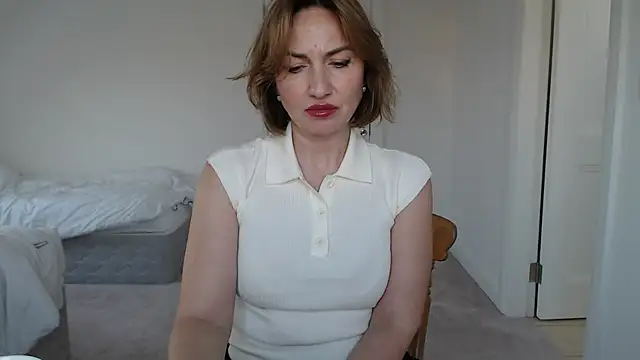 Snapshot of Mallinia chatting on 03/10/25, 05:18 Mallinia online show from 03/10/25, 05:18
