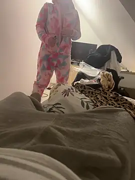 Snapshot of _Hidden_couple_ chatting on 12/18/25, 10:13 Hidden couple online show from 12/18/25, 10:13