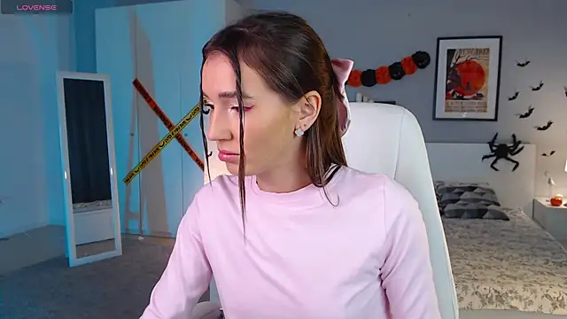 Bellla Haddid online show from 10/30/25, 01:37