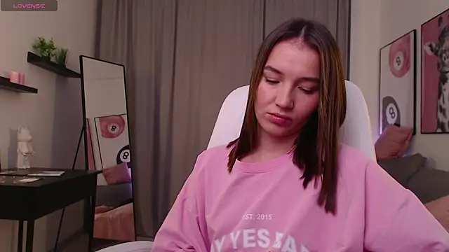 Bellla Haddid online show from 11/30/25, 01:39