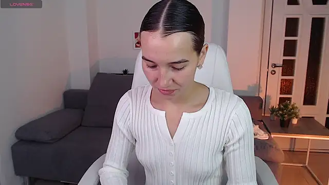 Bellla Haddid online show from 10/15/25, 01:15