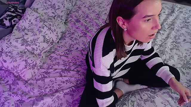 Bellla Haddid online show from 10/16/25, 01:25