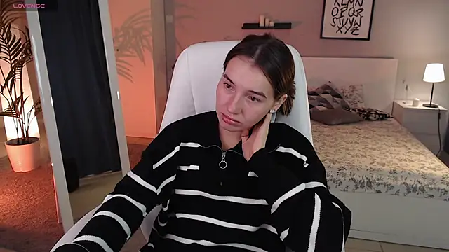 Bellla Haddid online show from 10/21/25, 01:05