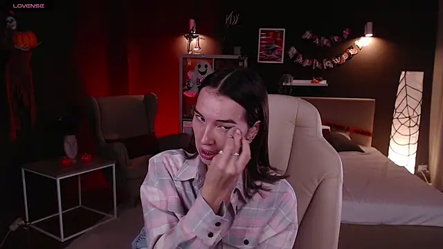 Bellla Haddid online show from 10/23/25, 01:04