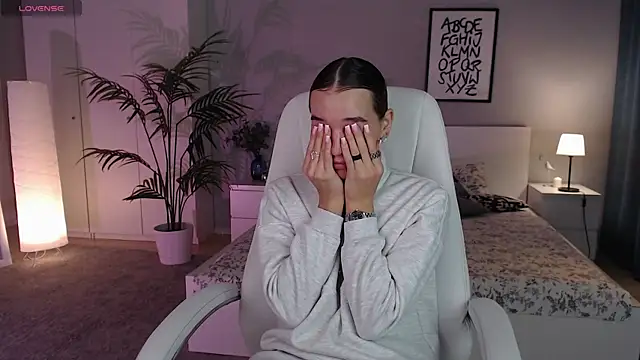 Bellla Haddid online show from 10/19/25, 12:57