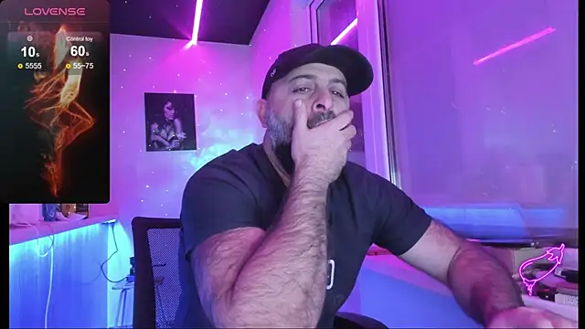 Snapshot of MAGABEAR077 chatting on 11/17/25, 08:24 MAGABEAR077 online show from 11/17/25, 08:24