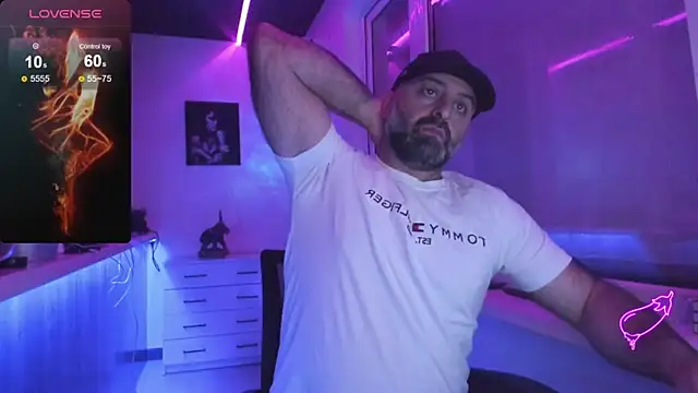 Snapshot of MAGABEAR077 chatting on 11/30/25, 11:16 MAGABEAR077 online show from 11/30/25, 11:16