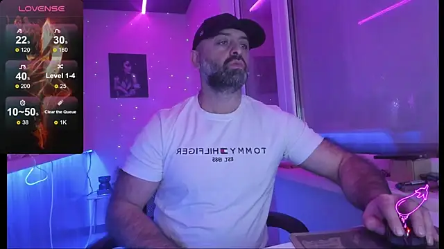 Snapshot of MAGABEAR077 chatting on 11/14/25, 11:41 MAGABEAR077 online show from 11/14/25, 11:41