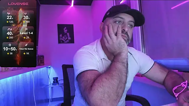 Snapshot of MAGABEAR077 chatting on 11/12/25, 11:19 MAGABEAR077 online show from 11/12/25, 11:19