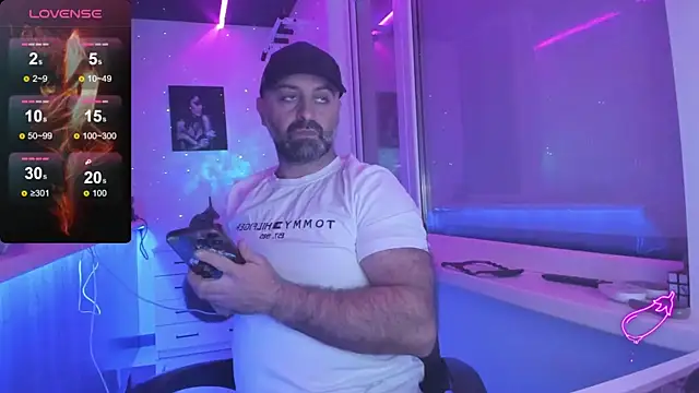 Snapshot of MAGABEAR077 chatting on 11/27/25, 02:17 MAGABEAR077 online show from 11/27/25, 02:17