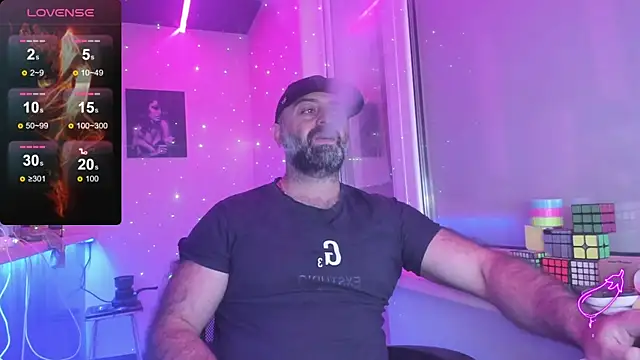 Snapshot of MAGABEAR077 chatting on 10/30/25, 08:17 MAGABEAR077 online show from 10/30/25, 08:17