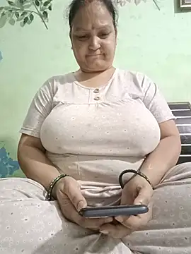 Snapshot of Kavya_kapoor chatting on 06/15/26, 09:09 Kavya kapoor online show from 06/15/26, 09:09