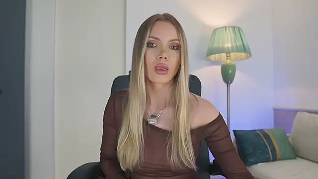 Snapshot of Yvonna_One chatting on 06/26/26, 02:01 Yvonna One online show from 06/26/26, 02:01