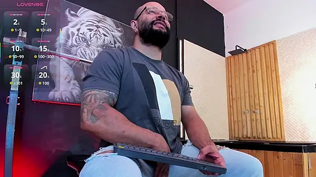 Luke  09 online show from 11/24/25, 11:43