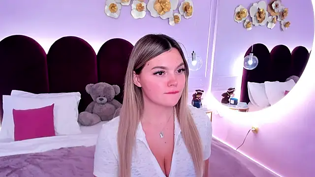 ZaraBloom online show from 12/16/25, 03:27