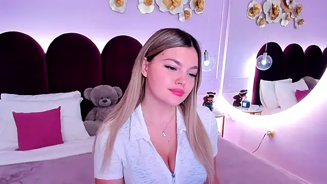 ZaraBloom online show from 12/16/25, 03:11